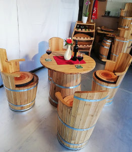 Vanjski drveni stolovi od hrasta ( burad, bacve)