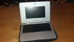 Tablet sa tastaturom i pad-om