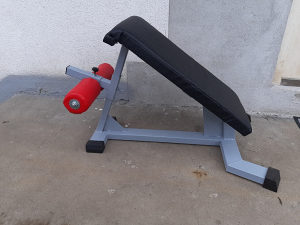 Klupa za trbusnjake abs fitness teretana