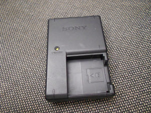 Sony punjač BC-CSG