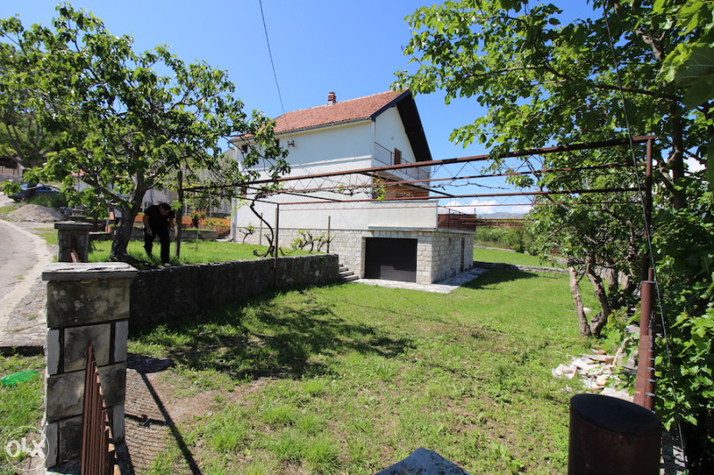 TREBINJE - BIHOVI: KUĆA SA OKUĆNICOM