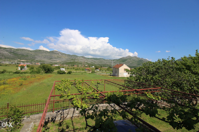TREBINJE - BIHOVI: KUĆA SA OKUĆNICOM
