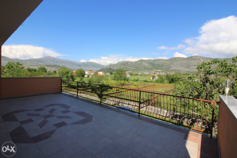 TREBINJE - BIHOVI: KUĆA SA OKUĆNICOM