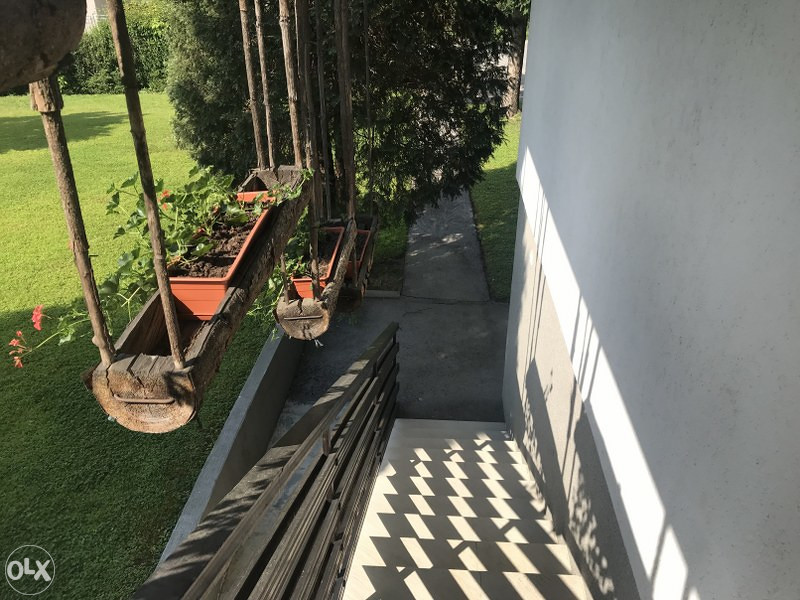 Moderna jednospratna kuća sa baštom VISOKO/MOŠTRE