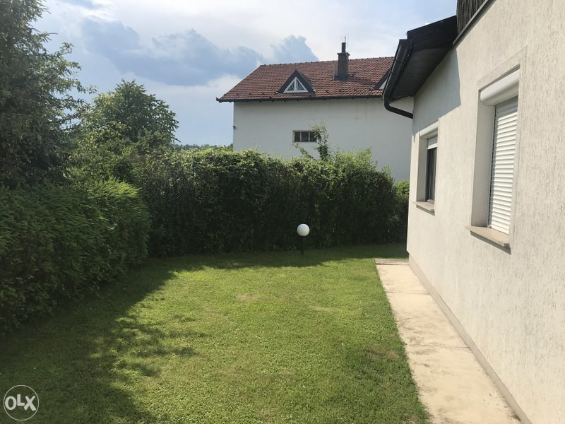 Moderna jednospratna kuća sa baštom VISOKO/MOŠTRE