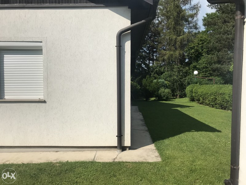 Moderna jednospratna kuća sa baštom VISOKO/MOŠTRE