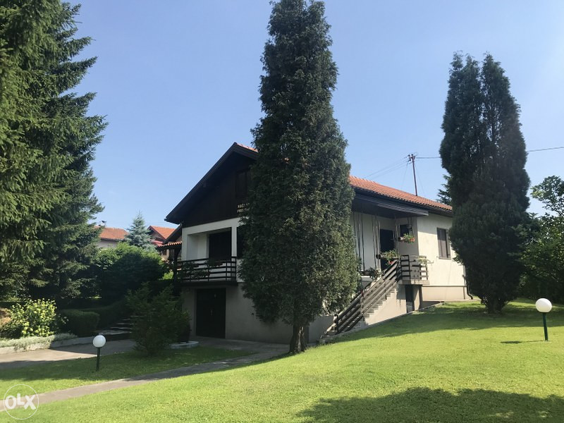 Moderna jednospratna kuća sa baštom VISOKO/MOŠTRE