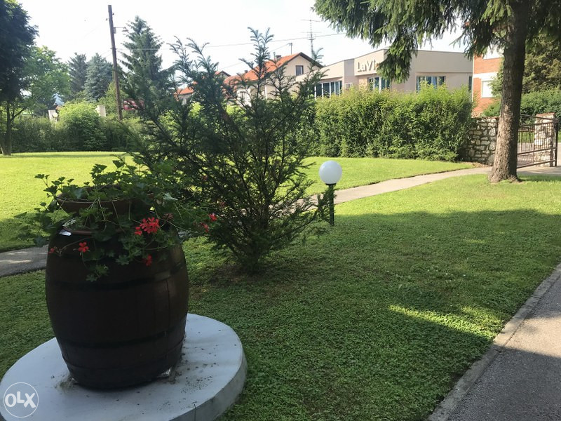 Moderna jednospratna kuća sa baštom VISOKO/MOŠTRE