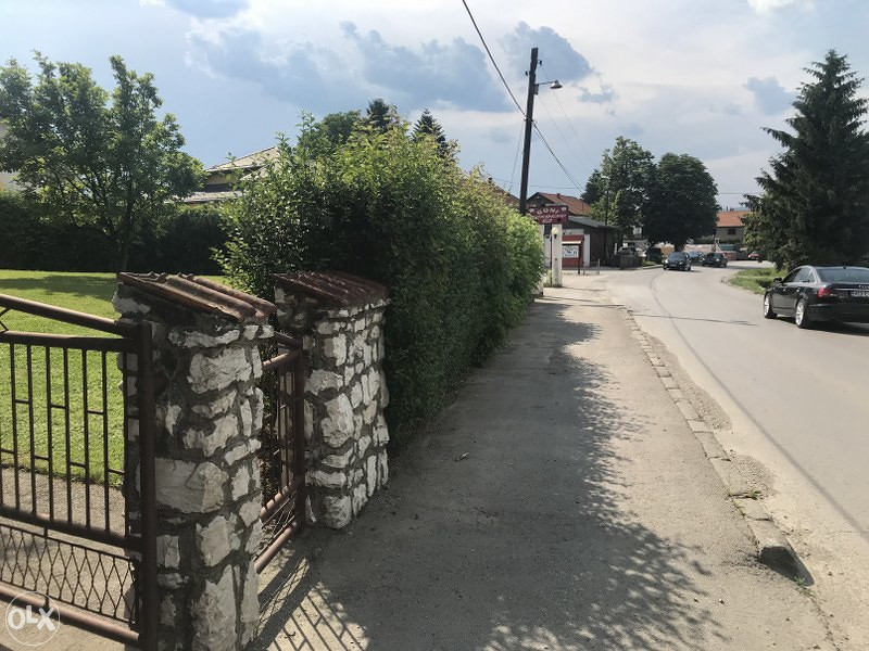Moderna jednospratna kuća sa baštom VISOKO/MOŠTRE