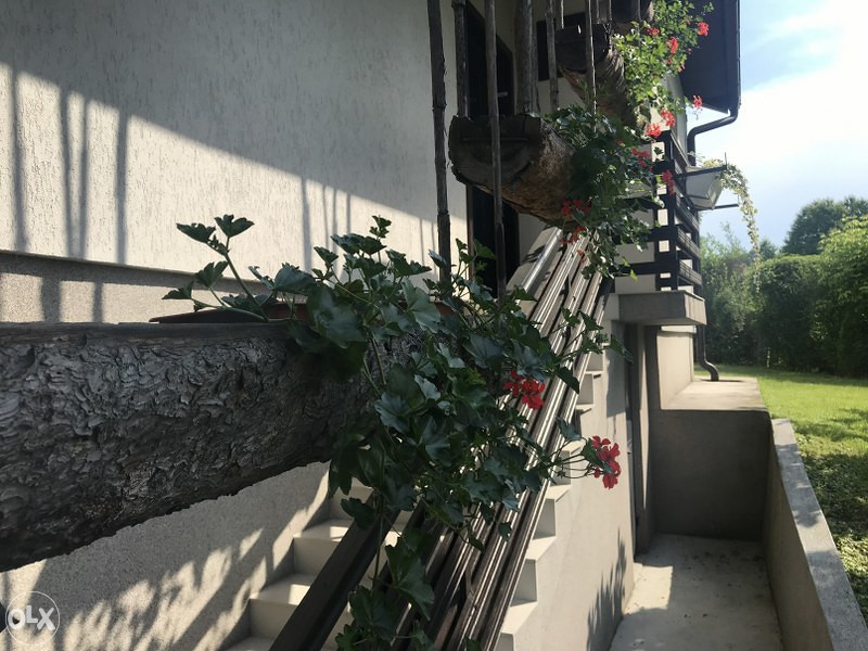 Moderna jednospratna kuća sa baštom VISOKO/MOŠTRE