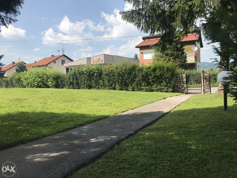 Moderna jednospratna kuća sa baštom VISOKO/MOŠTRE