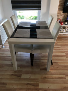 Trpezarijski stol i stolice