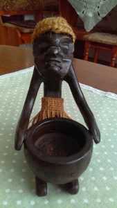 Skulptura Afrikanac sa posudom za vodu