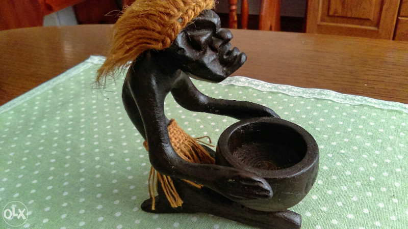 Skulptura Afrikanac sa posudom za vodu