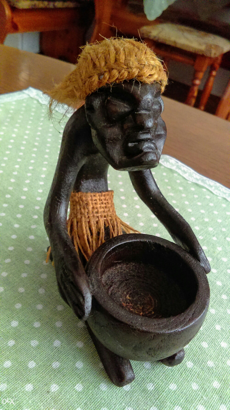 Skulptura Afrikanac sa posudom za vodu