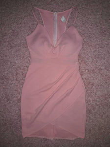 Roze kratka haljina uska