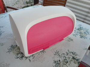 Pink kutija za hljeb Tupperware