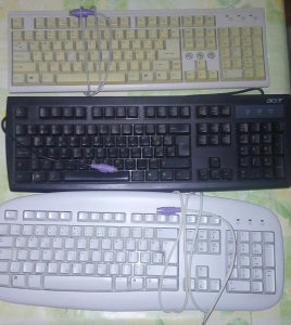 3 tastature, tipkovnice i 2 misa, sve za 10KM