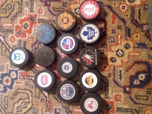 kolekcija hokejaskih pakova