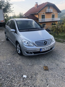 Mercedes-Benz B 180