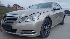 MERCEDES E KLASA ELEGANCE W211 OŠTEČEN