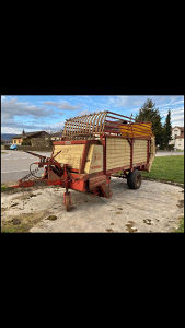 Samoutovarna prikolica za silazu trave za traktor