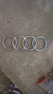 Audi znak na prednoj masci za audi a4