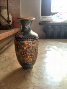 Manja porcelanska vaza,ukrasena clooason tehnikom,rucno