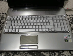 HP DV7 tastatura+plastika
