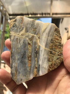 Kristal poludragog kamena Ahata